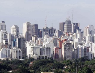 Vista do Bairro dos Jardins, parte arborizada e ao fundo os prédios na região da Avenida Paulista.